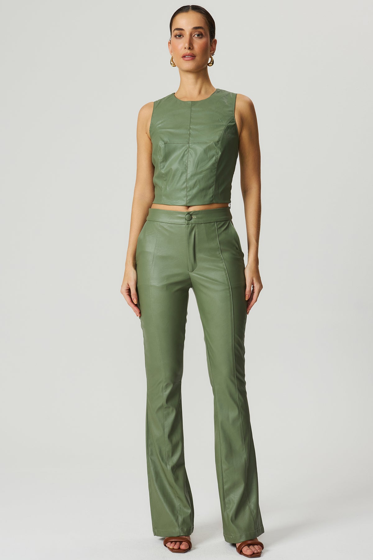 Blusa couro sintético recortes verde Fato Básico