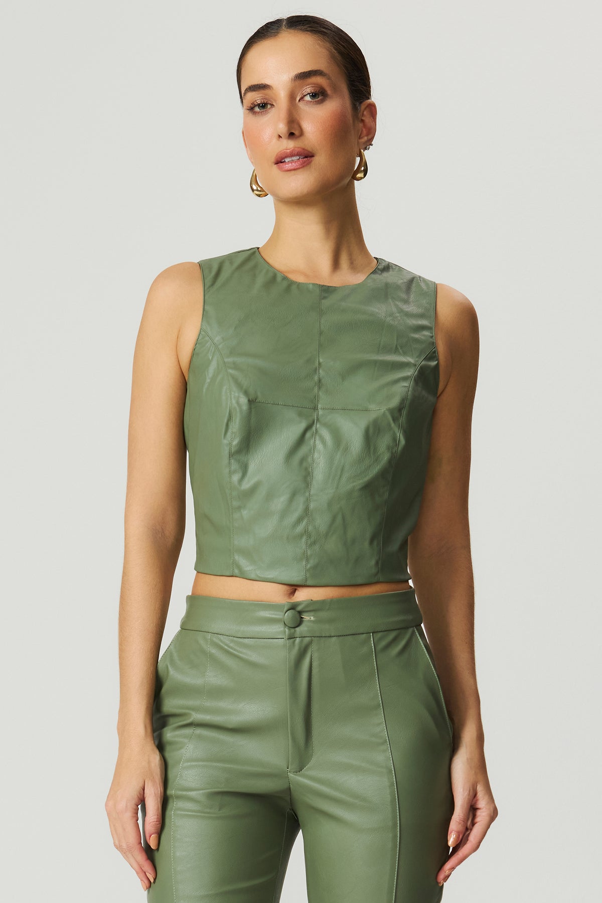 Blusa couro sintético recortes verde Fato Básico