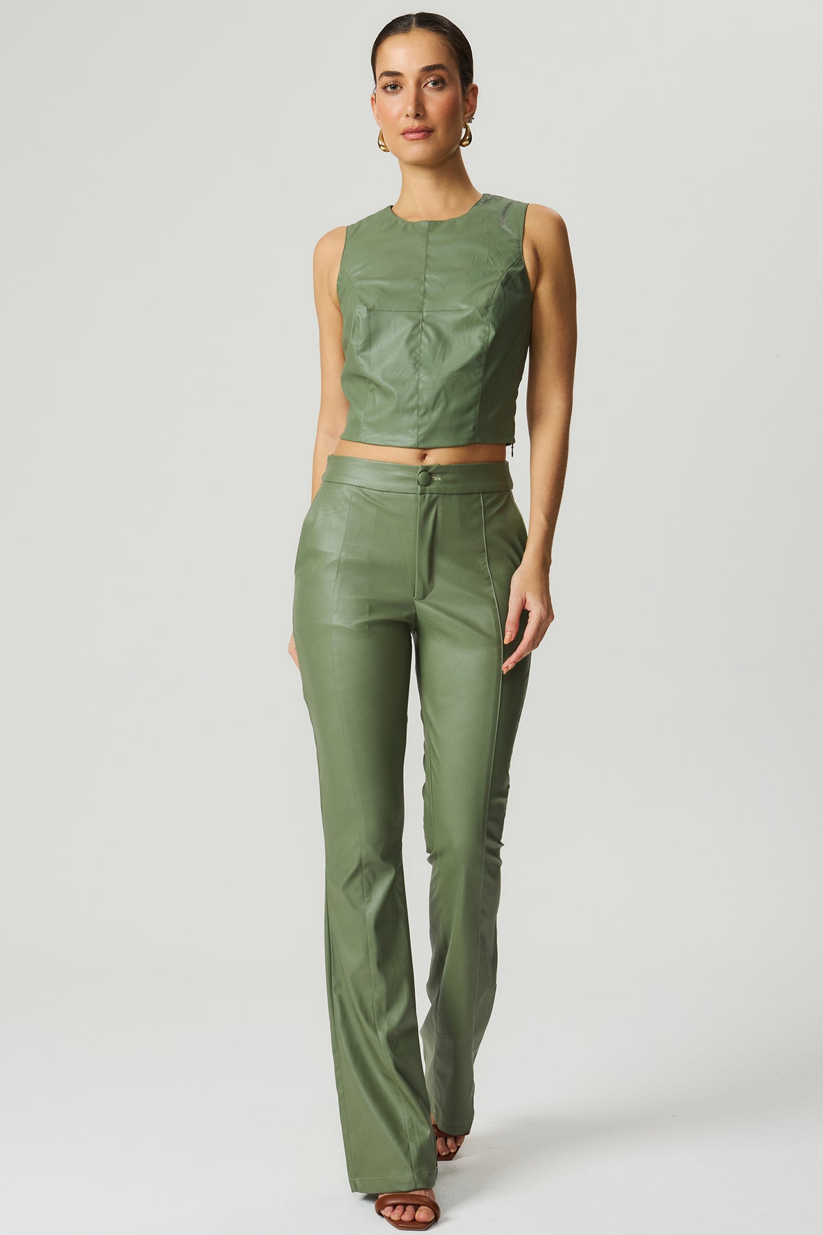 Blusa couro sintético recortes verde Fato Básico