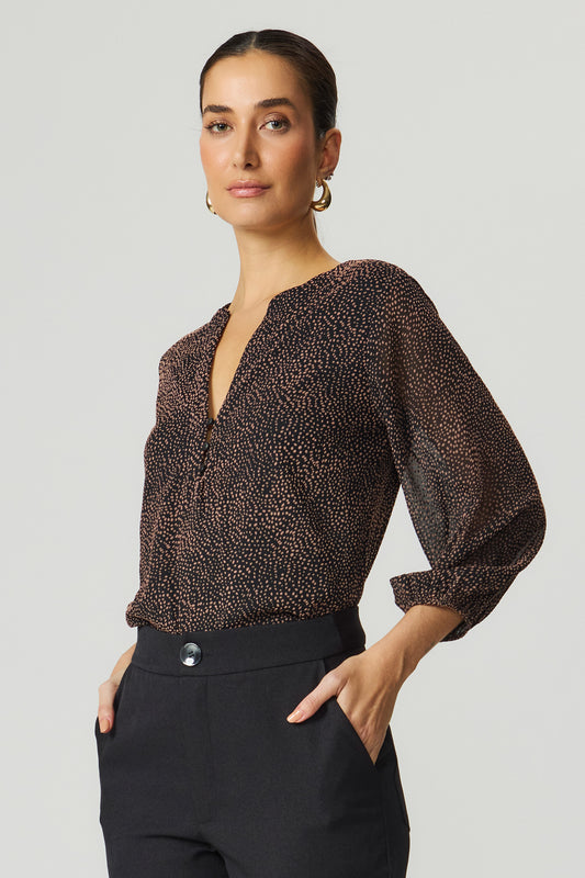 Blusa decote v texturizada preta Fato Básico