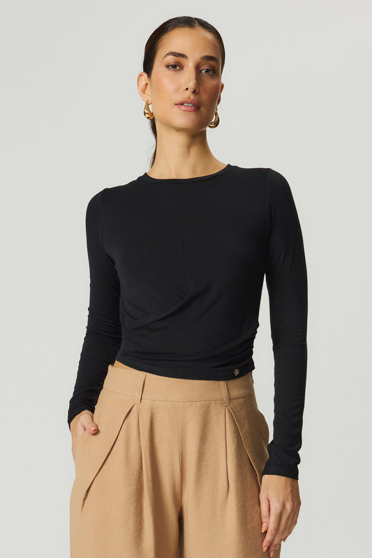 Blusa cropped recorte frente preta Fato Básico
