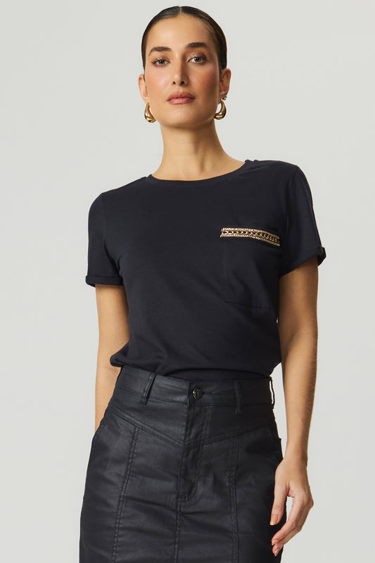 Camiseta detalhe corrente preto Fato Básico