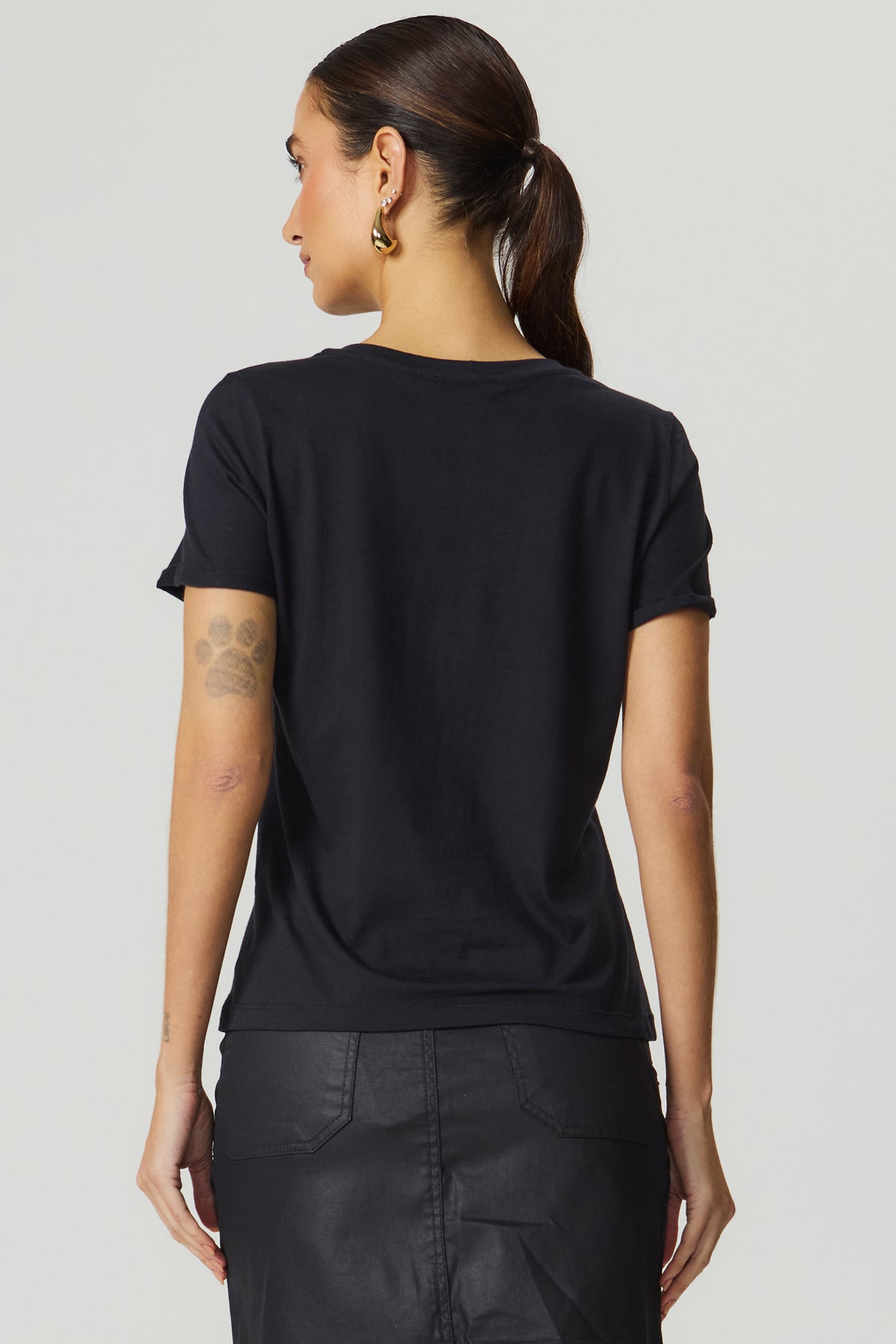 Camiseta detalhe corrente preto Fato Básico