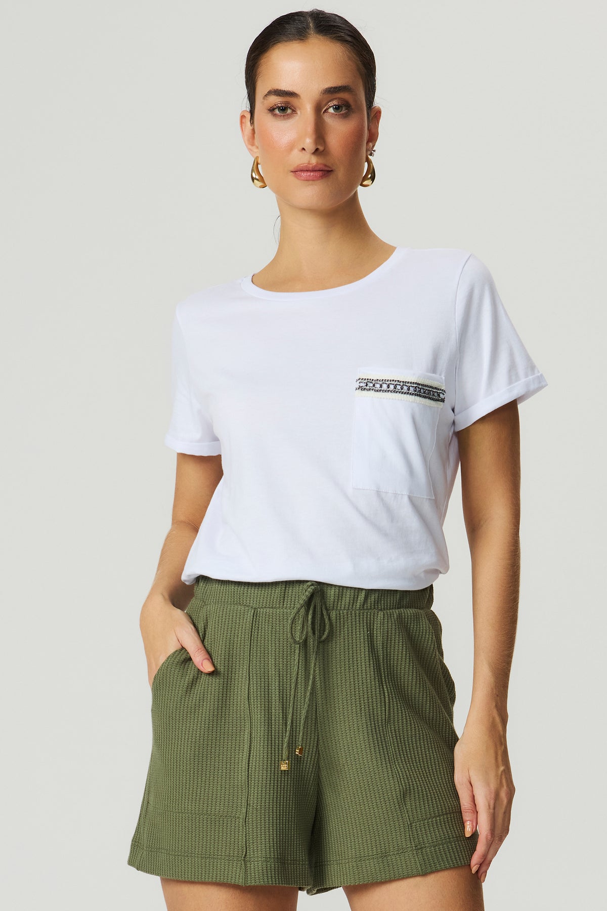 Camiseta detalhe corrente branca Fato Básico