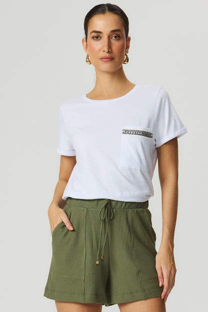 Camiseta detalhe corrente branca Fato Básico
