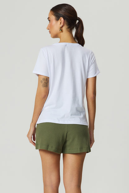 Camiseta detalhe corrente branca Fato Básico