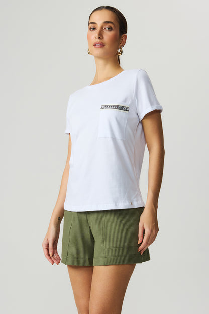 Camiseta detalhe corrente branca Fato Básico
