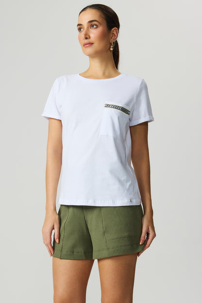Camiseta detalhe corrente branca Fato Básico