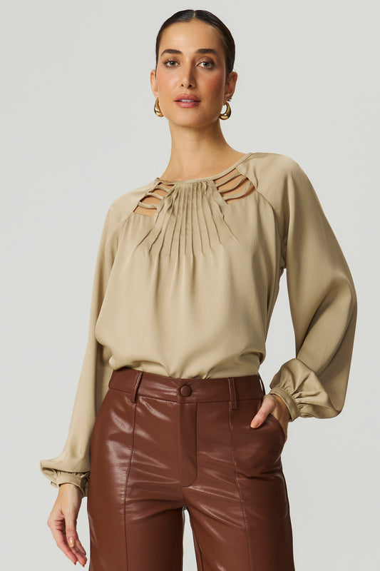 Blusa acetinada detalhe decote camel Fato Básico