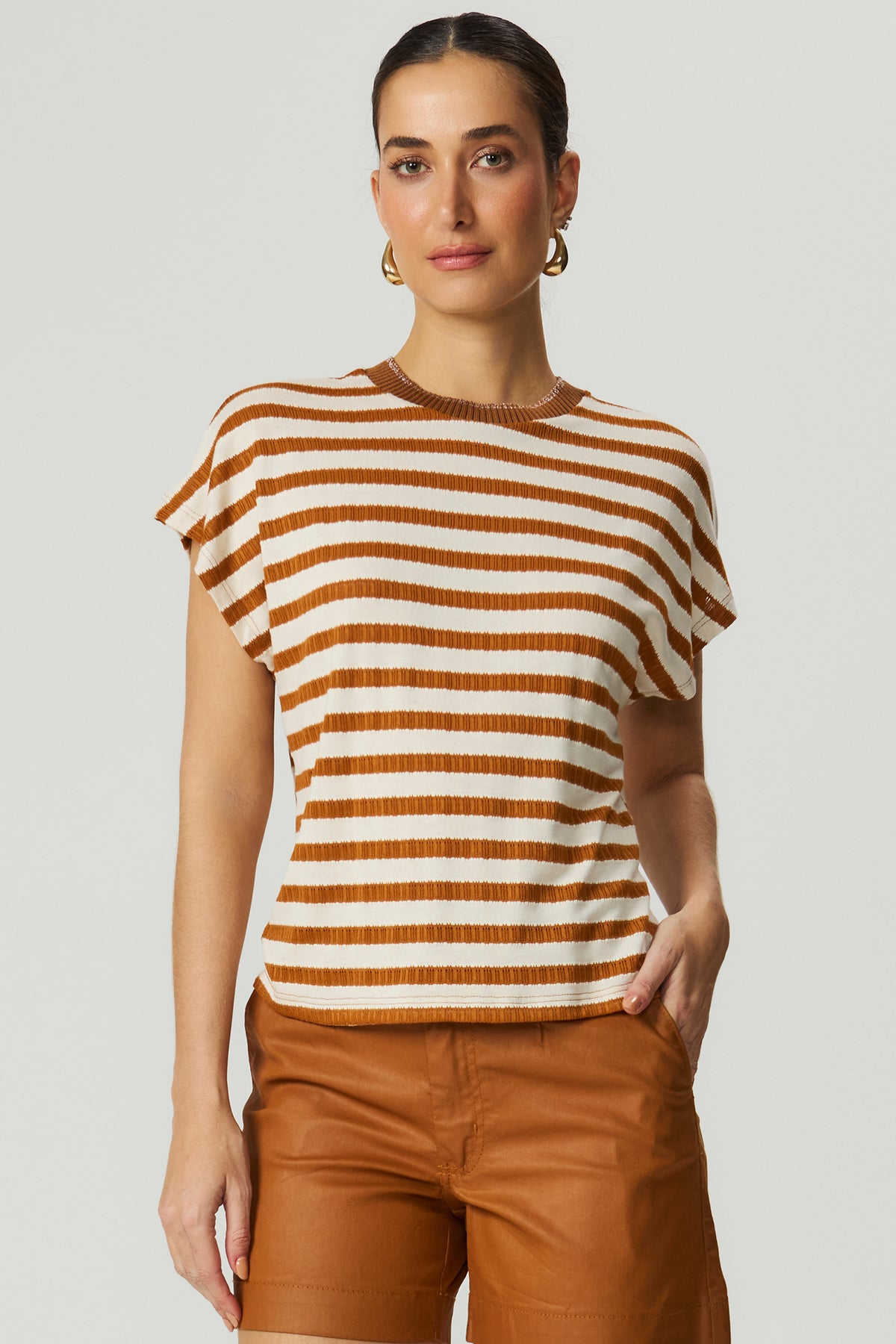 Blusa listrada detalhe ribana marrom Fato Básico