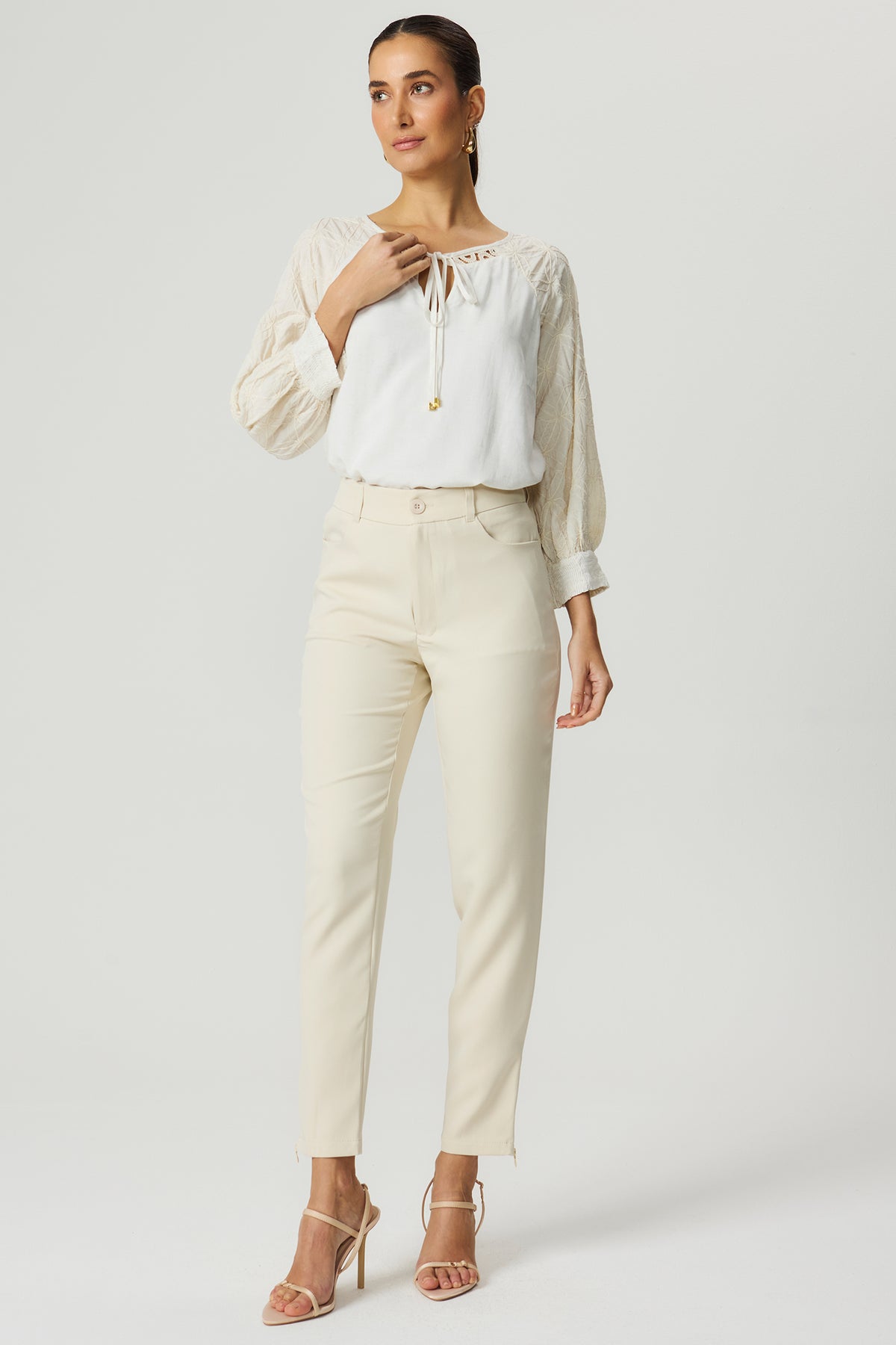 blusa mangas bordadas decote amarração off-white Fato Básico