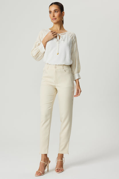 blusa mangas bordadas decote amarração off-white Fato Básico