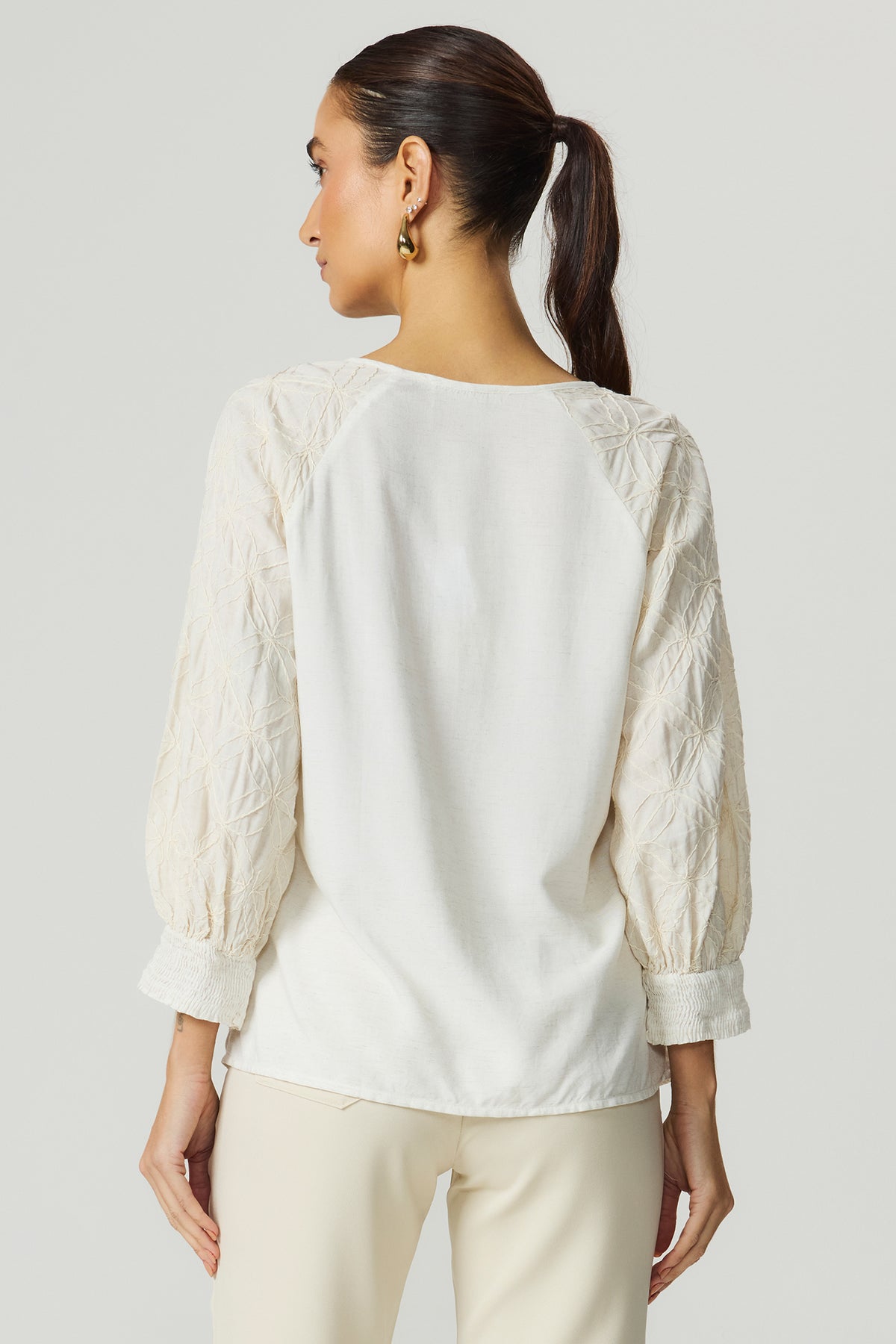 blusa mangas bordadas decote amarração off-white Fato Básico