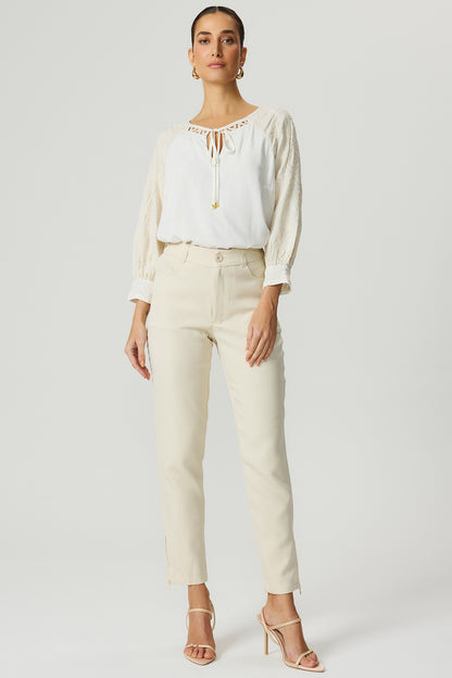 blusa mangas bordadas decote amarração off-white Fato Básico