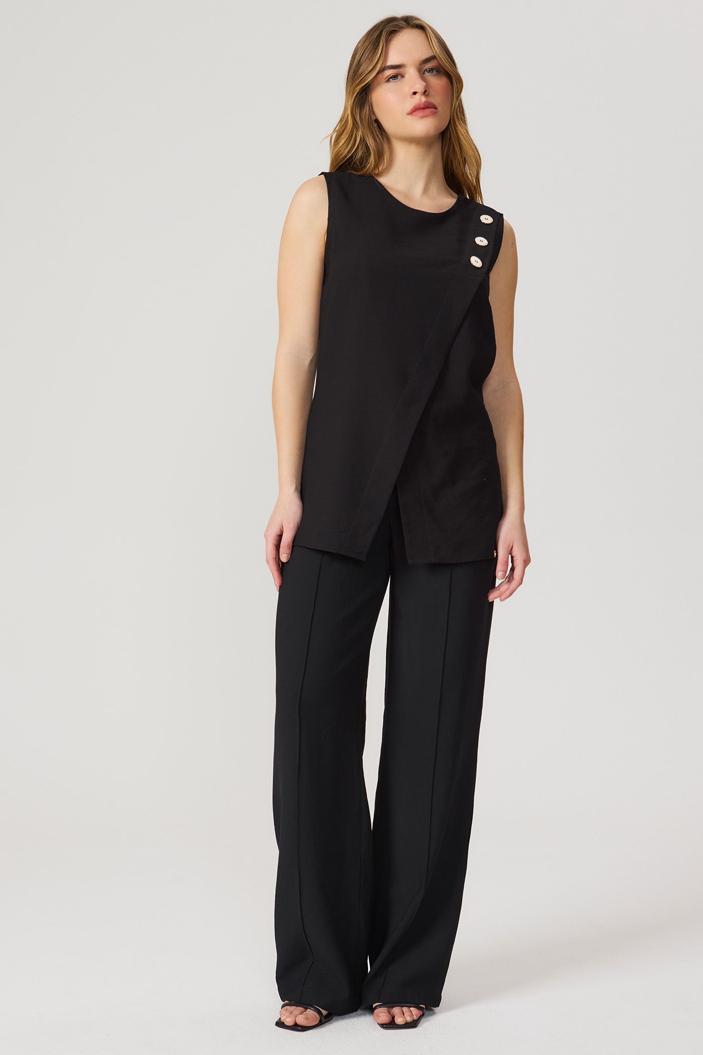 Blusa alongada com botões preto Fato Básico