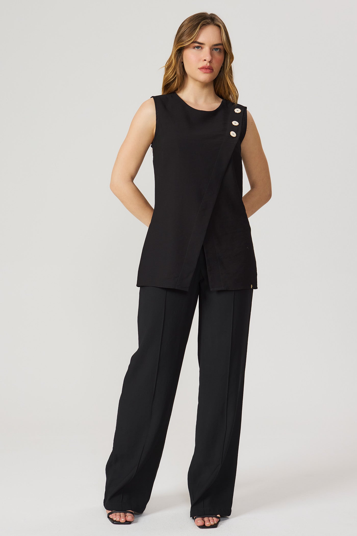 Blusa alongada com botões preto Fato Básico