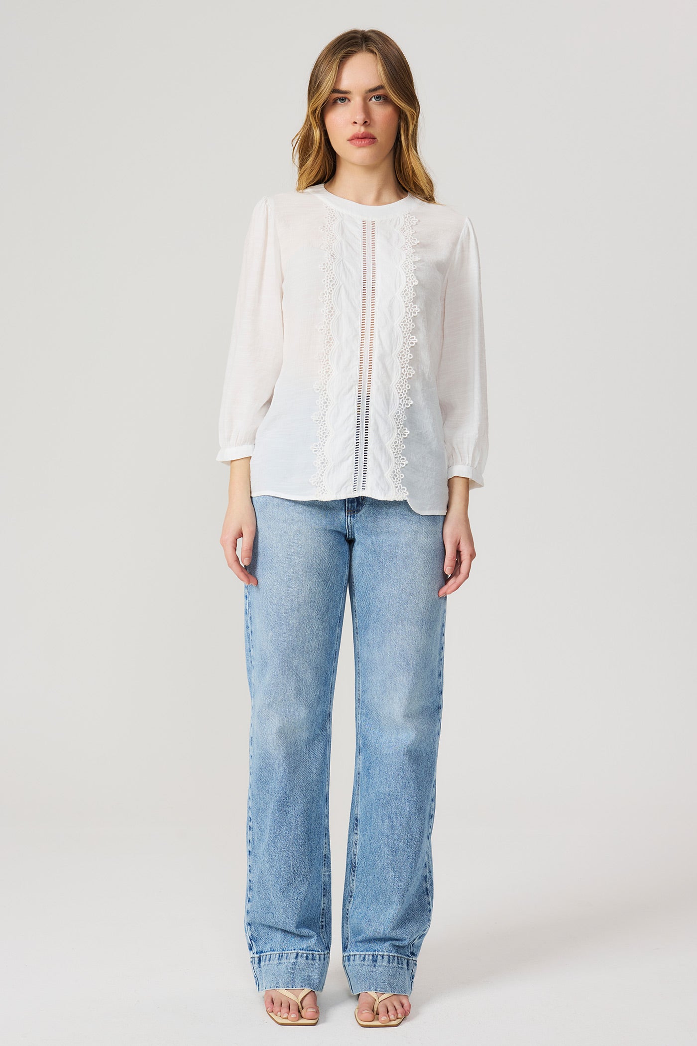 Blusa manga 7/8 detalhes renda off white Fato Básico