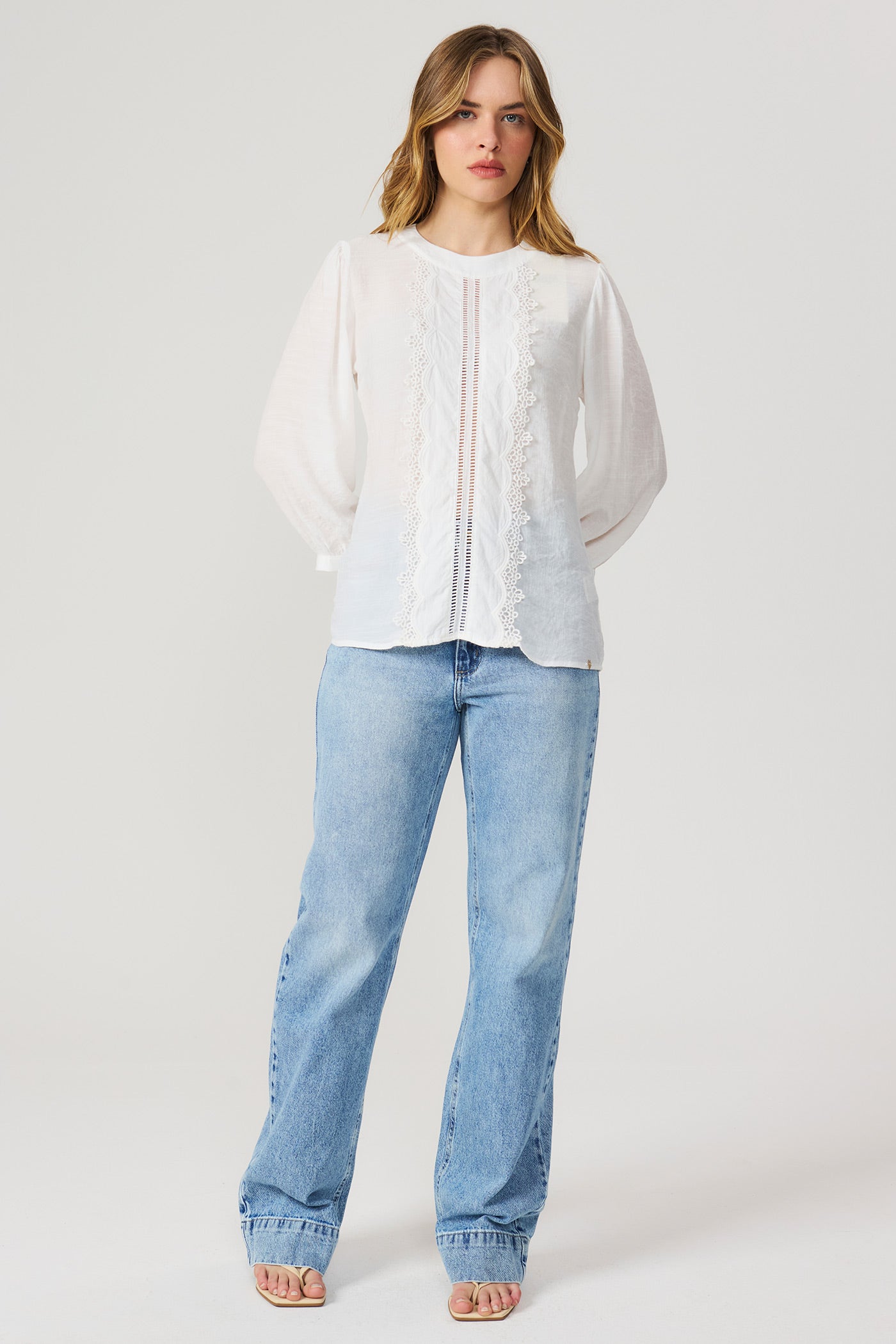 Blusa manga 7/8 detalhes renda off white Fato Básico