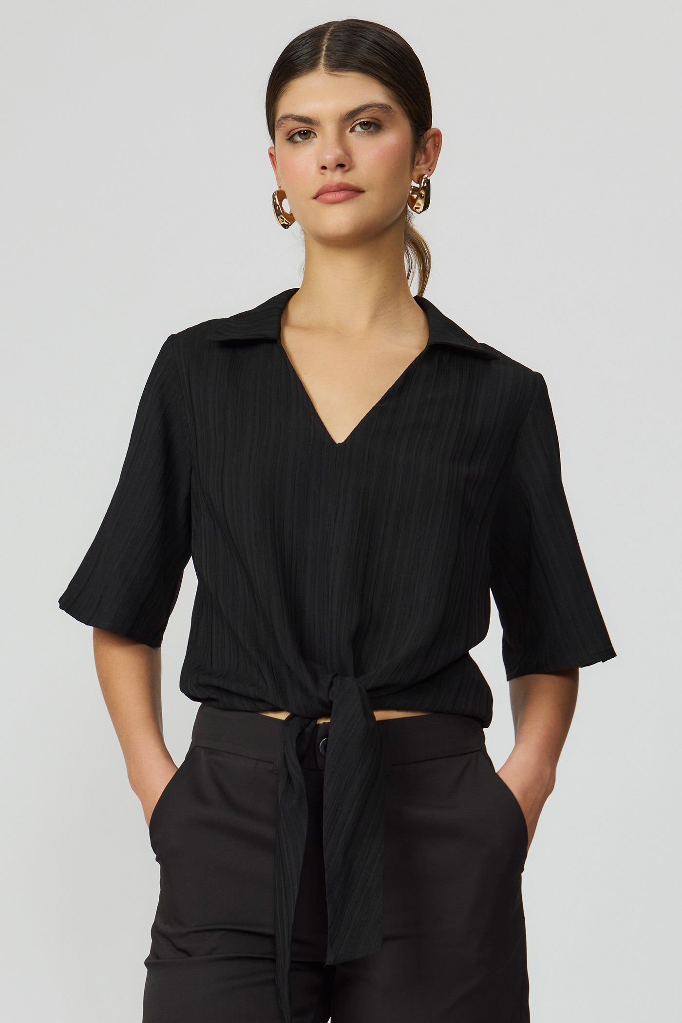 Blusa texturizada preta com laço frontal Fato Básico