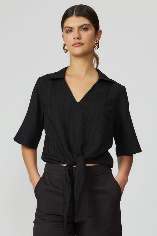 Blusa texturizada preta com laço frontal Fato Básico