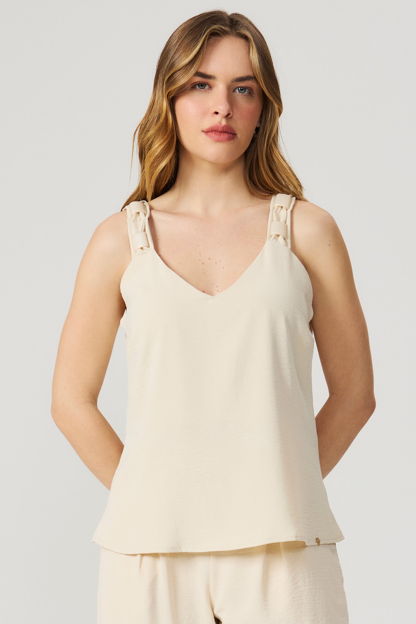 Blusa de alça cor aveia com detalhe Fato Básico