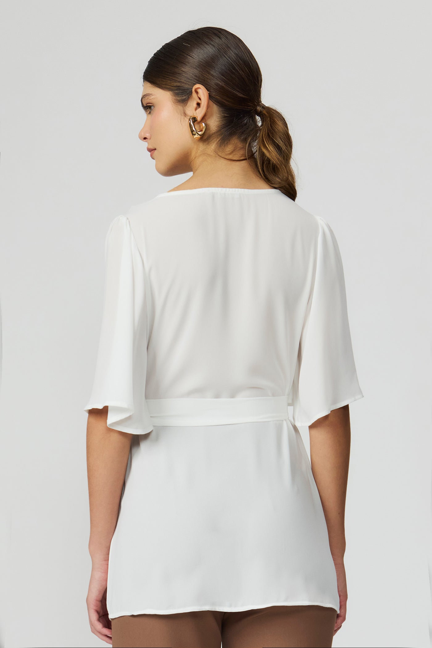Blusa alongada com cinto off white feminina Fato Básico