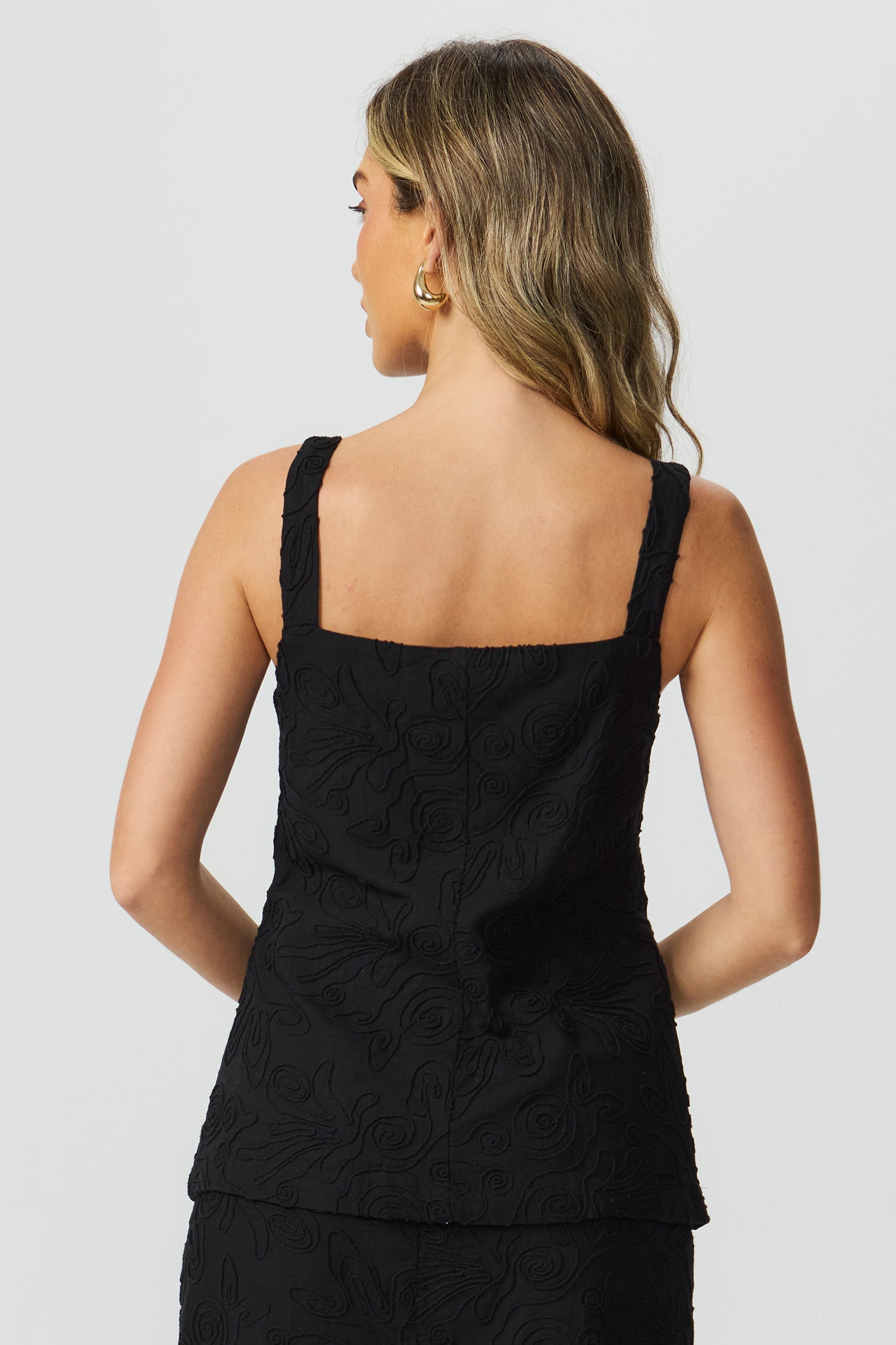 Blusa bordada abertura preta Fato Básico