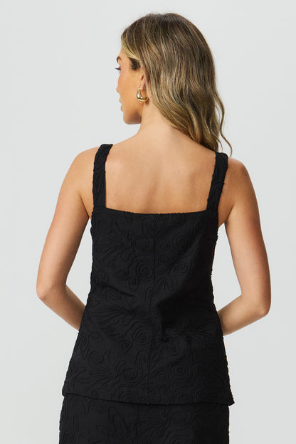 Blusa bordada abertura preta Fato Básico