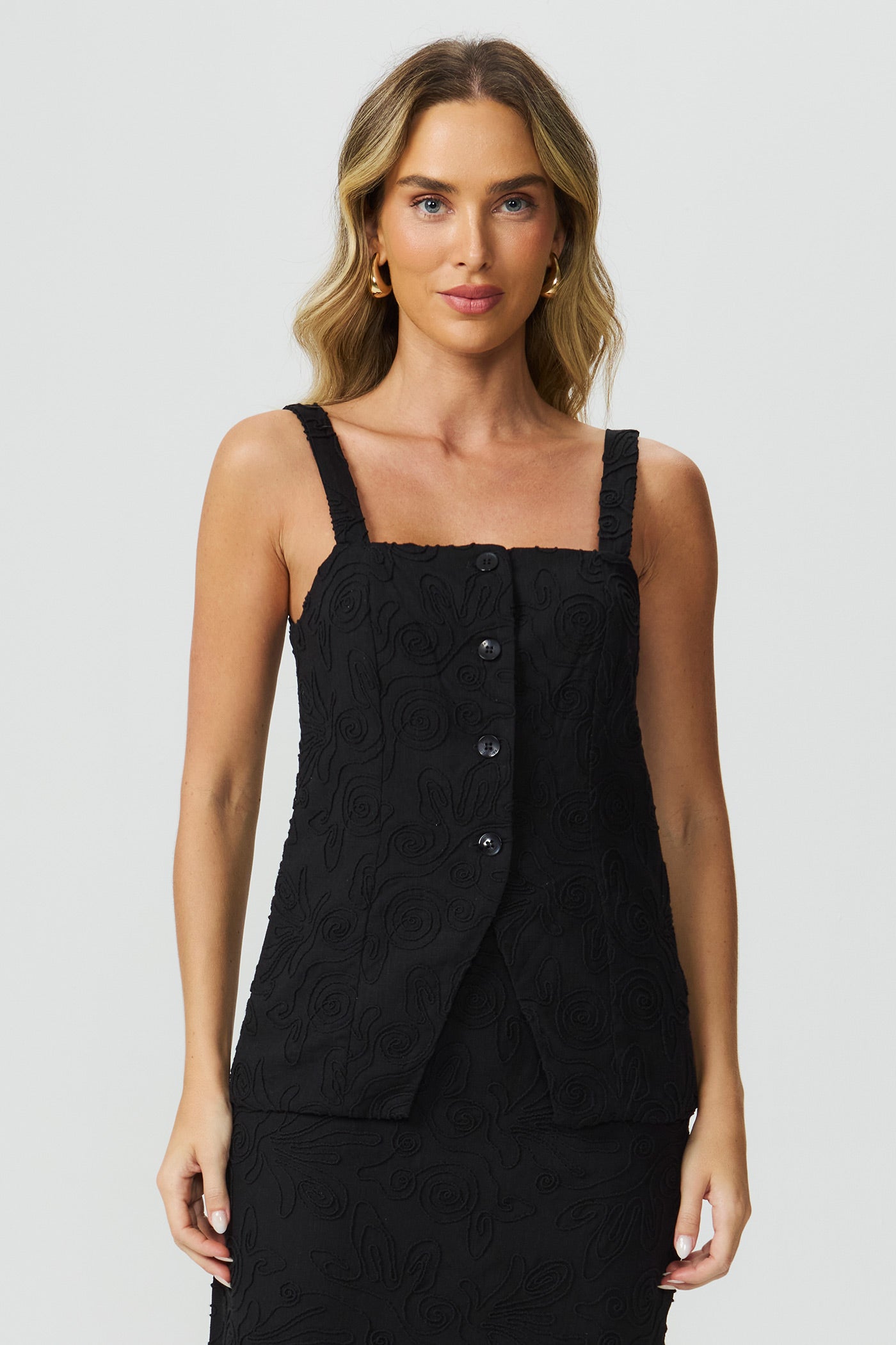 Blusa bordada abertura preta Fato Básico