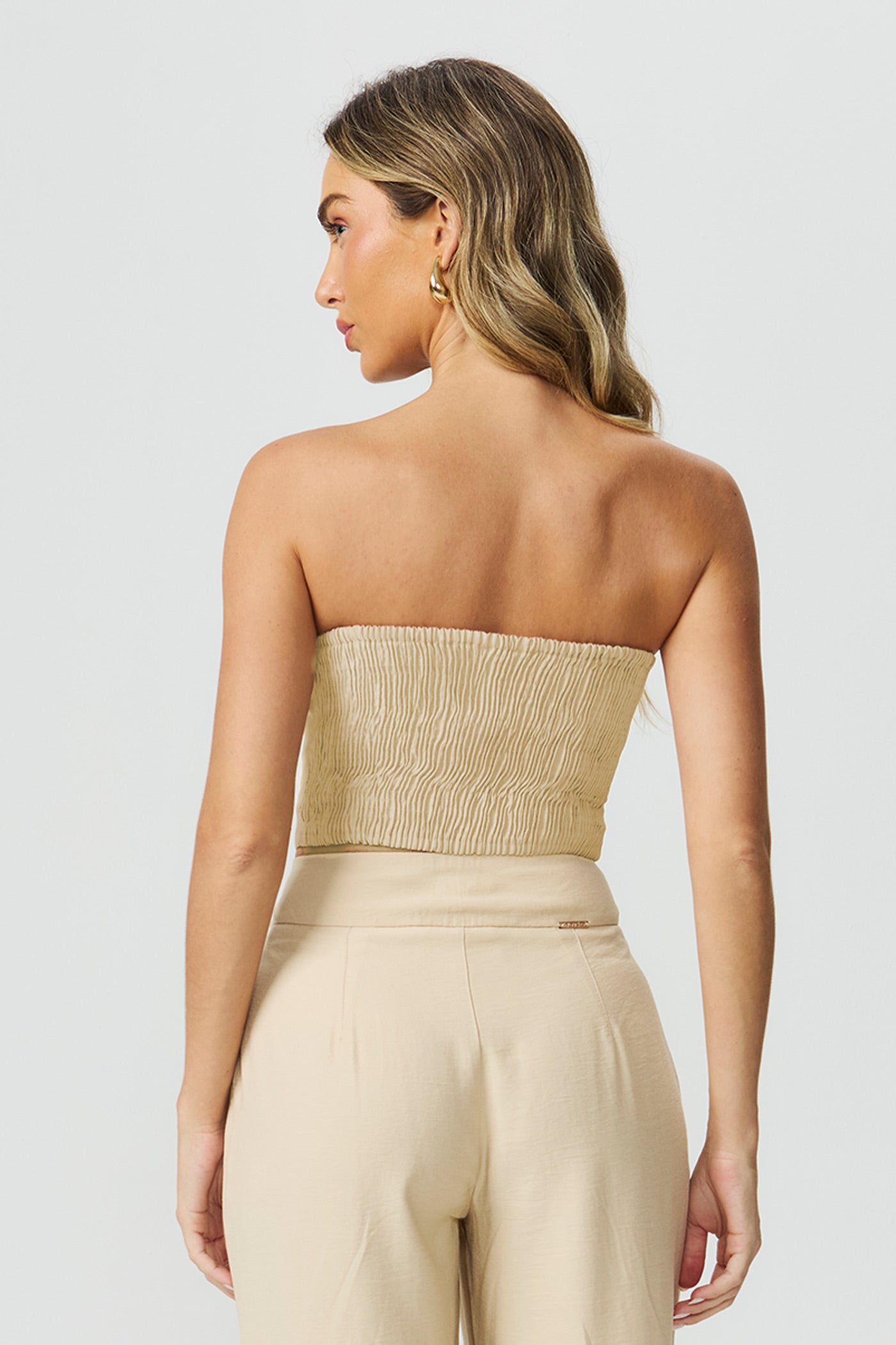 Blusa cropped com recortes bege Fato Básico