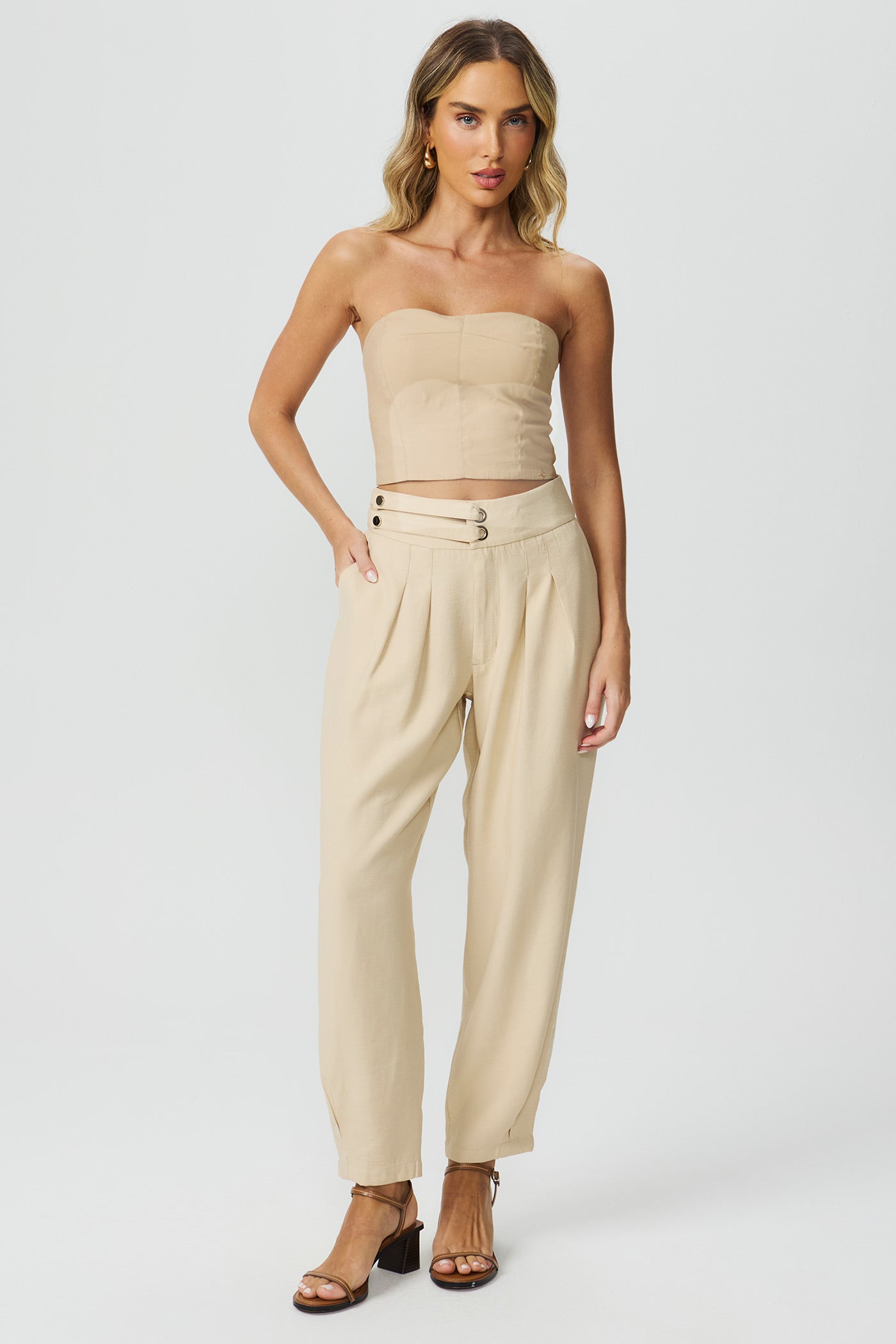 Blusa cropped com recortes bege Fato Básico
