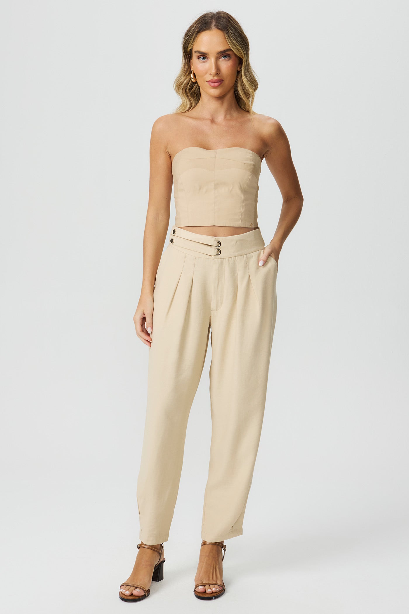 Blusa cropped com recortes bege Fato Básico