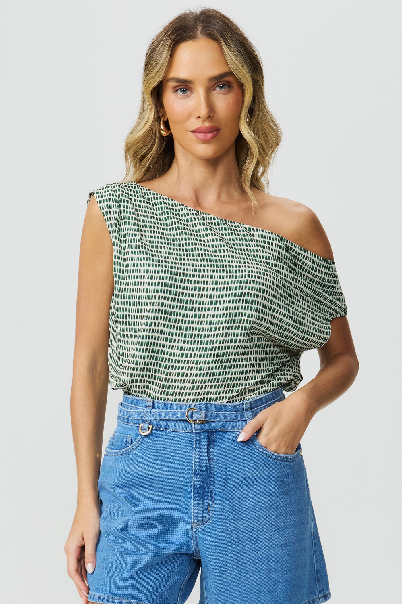 Blusa estampada ombro assimétrico verde Fato Básico