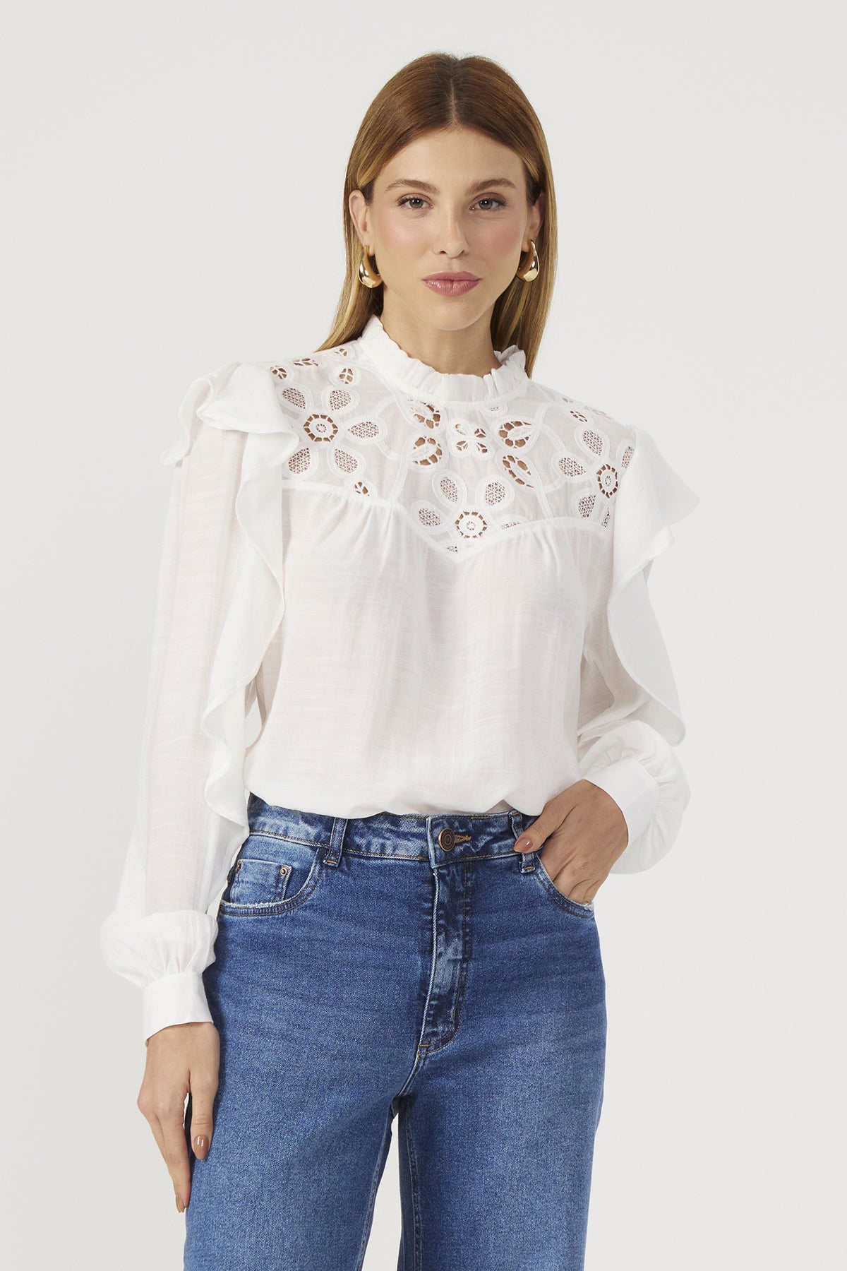 Blusa decote de renda off white Fato Básico
