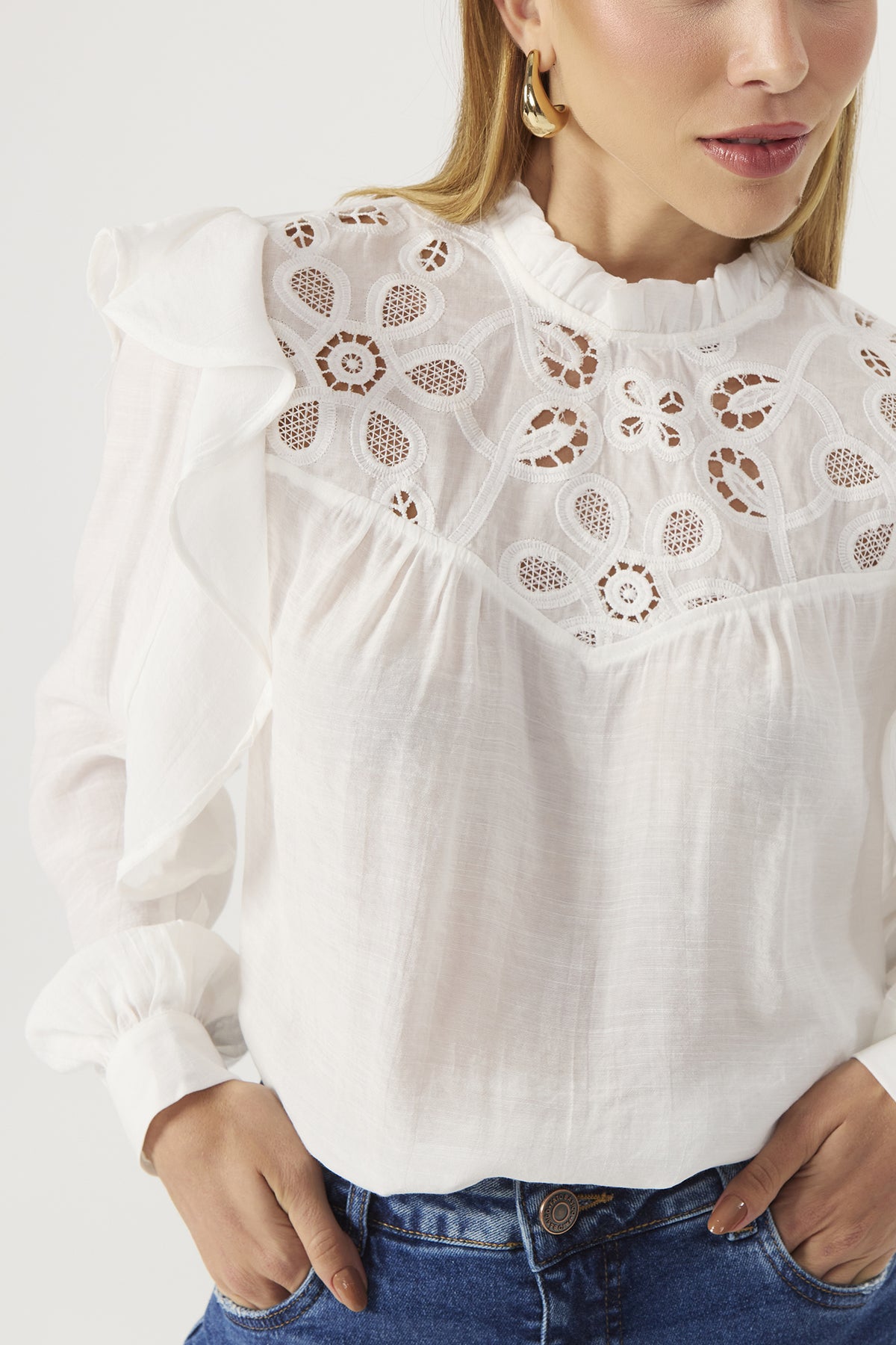 Blusa decote de renda off white Fato Básico