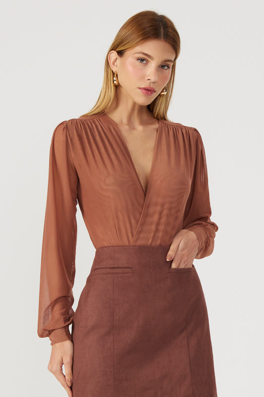 Body transpassado tule marrom Fato Básico