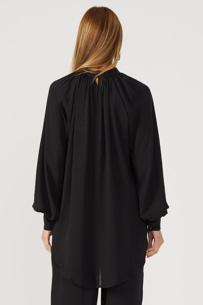 Blusa mullet manga longa preta Fato básico