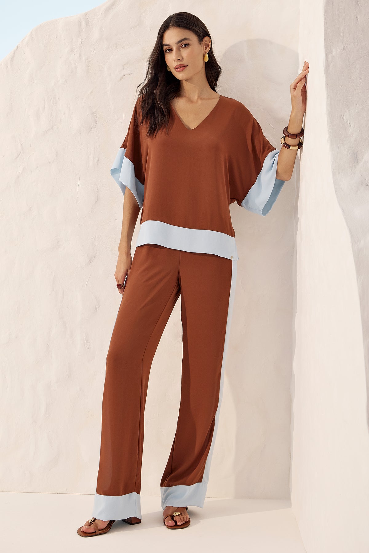 Blusa ampla decote V canela Fato Básico