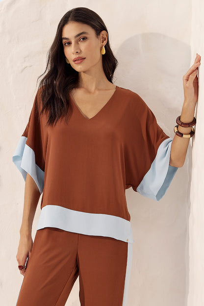 Blusa ampla decote V canela Fato Básico