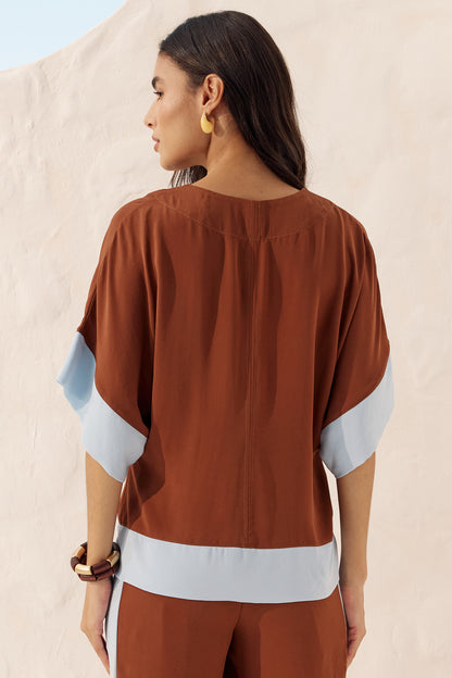 Blusa ampla decote V canela Fato Básico