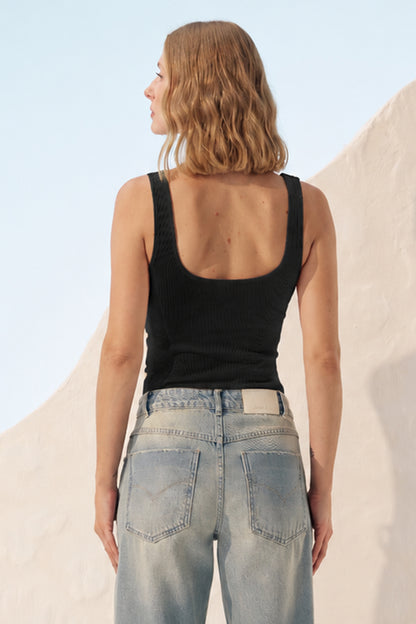 Blusa regata detalhe metálico preta Fato Básico