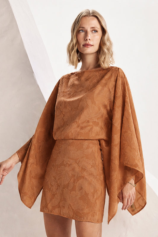 Blusa ampla caramelo Fato Básico