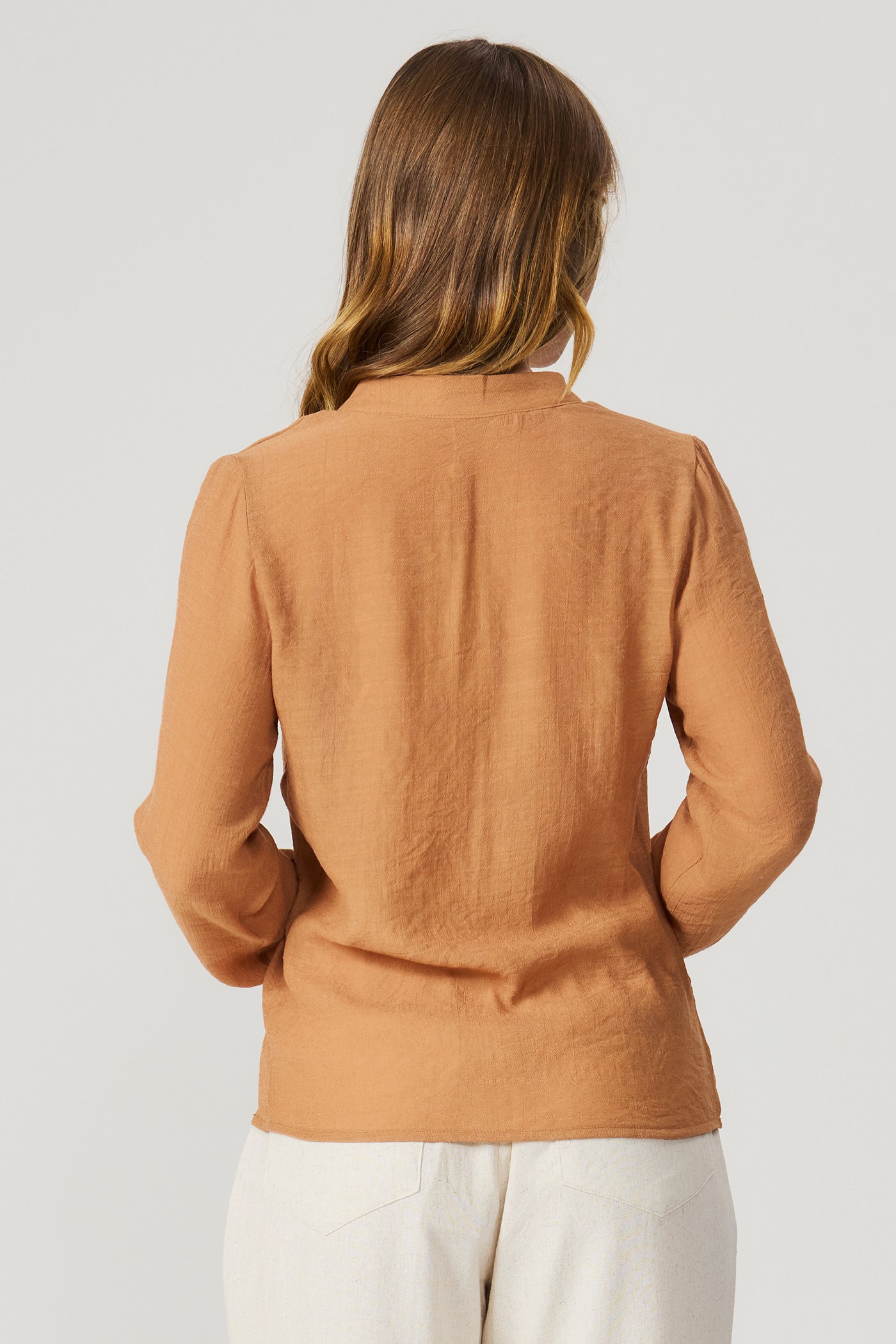 Camisa bolsos frontais caramelo Fato Básico