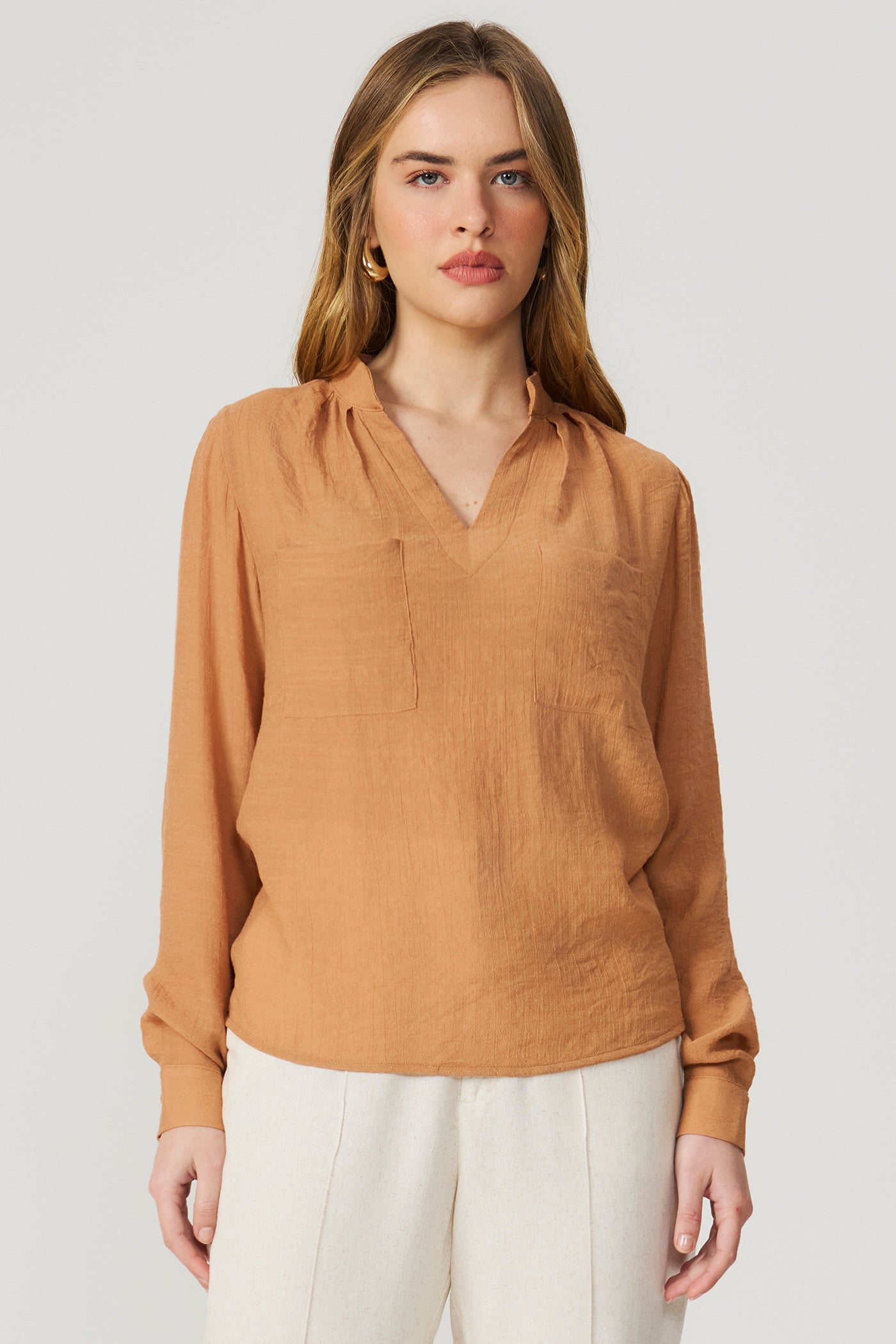 Camisa bolsos frontais caramelo Fato Básico