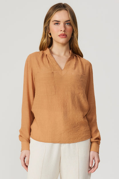 Camisa bolsos frontais caramelo Fato Básico