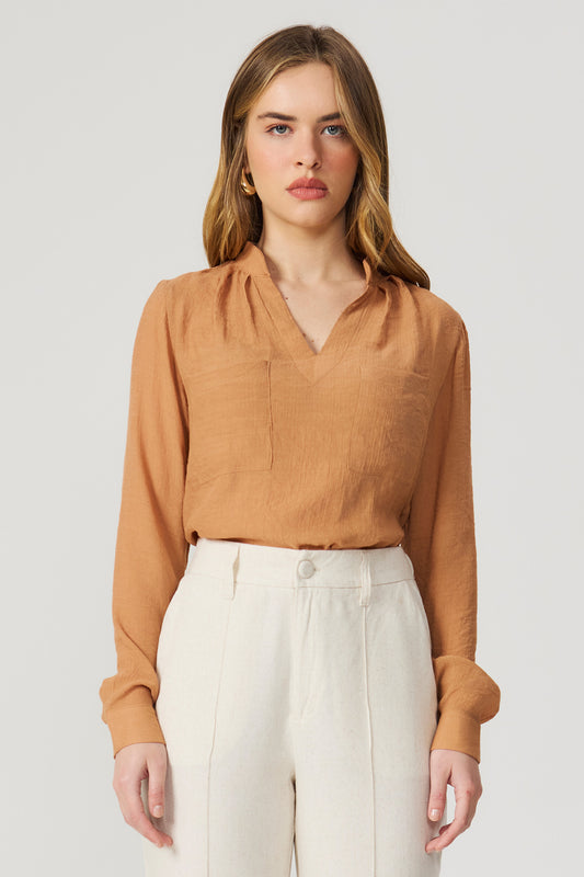 Camisa bolsos frontais caramelo Fato Básico