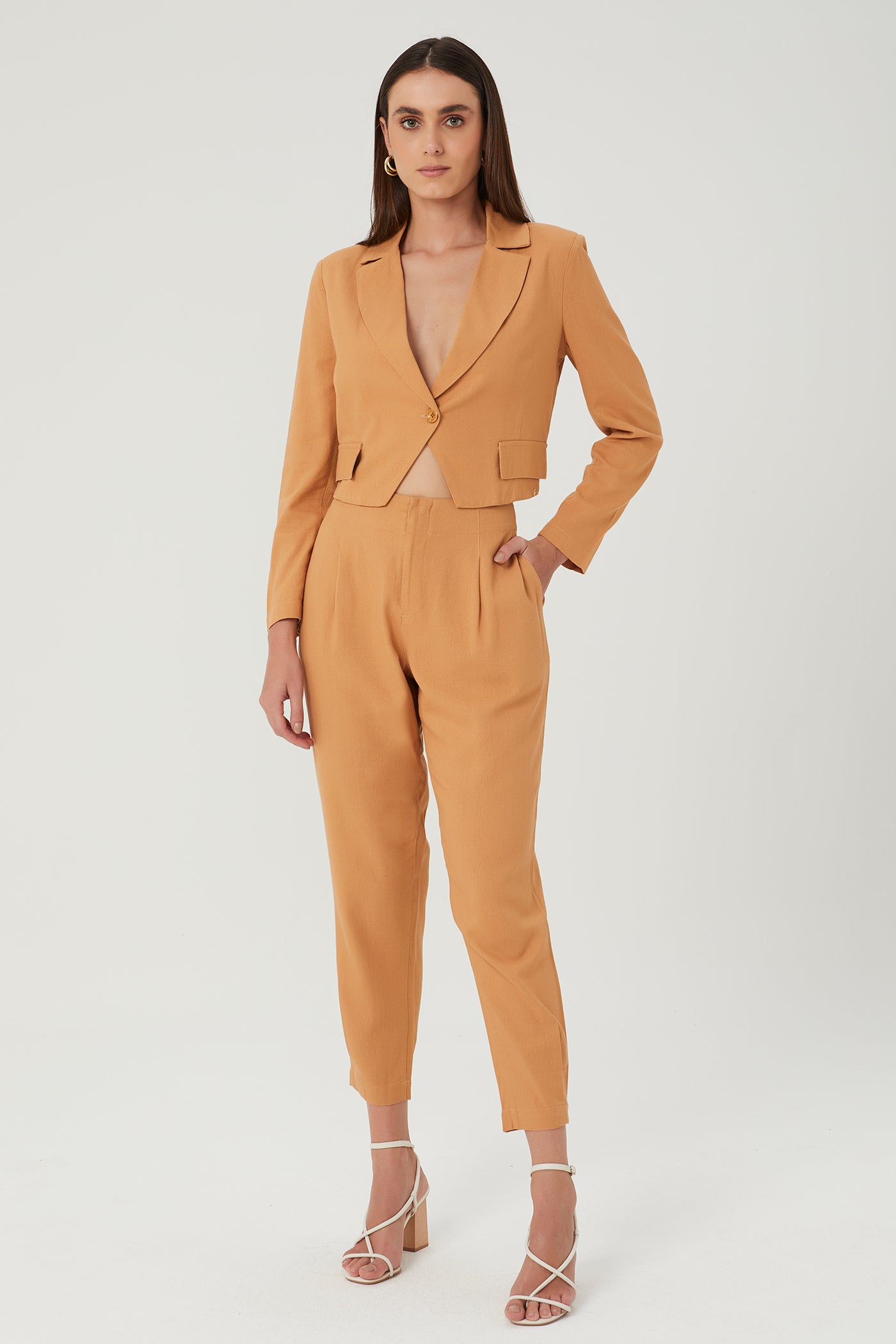 Blazer cropped em linho caramelo Fato Básico - FATO BÁSICO