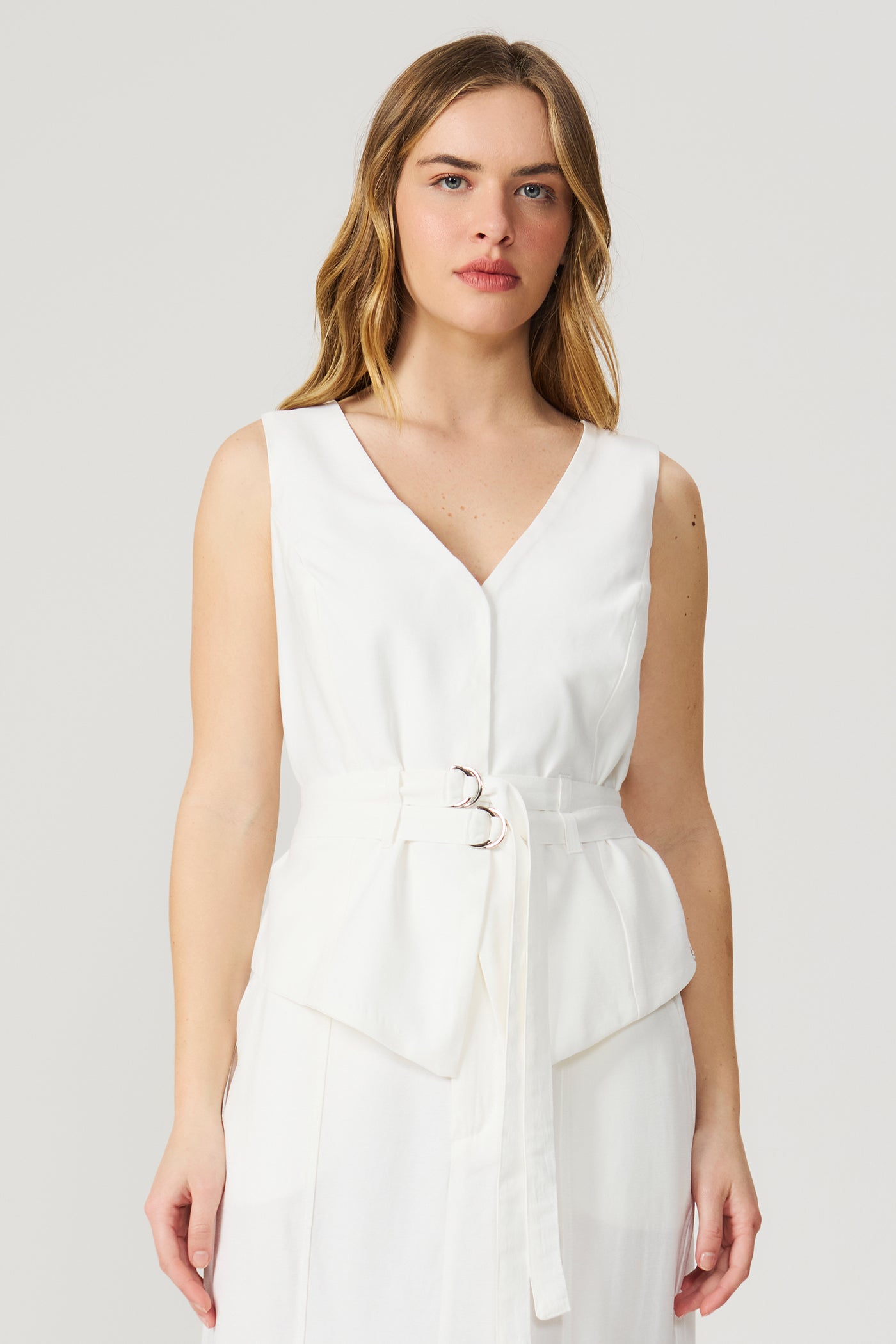 Colete feminino off white com cinto duplo Fato Básico
