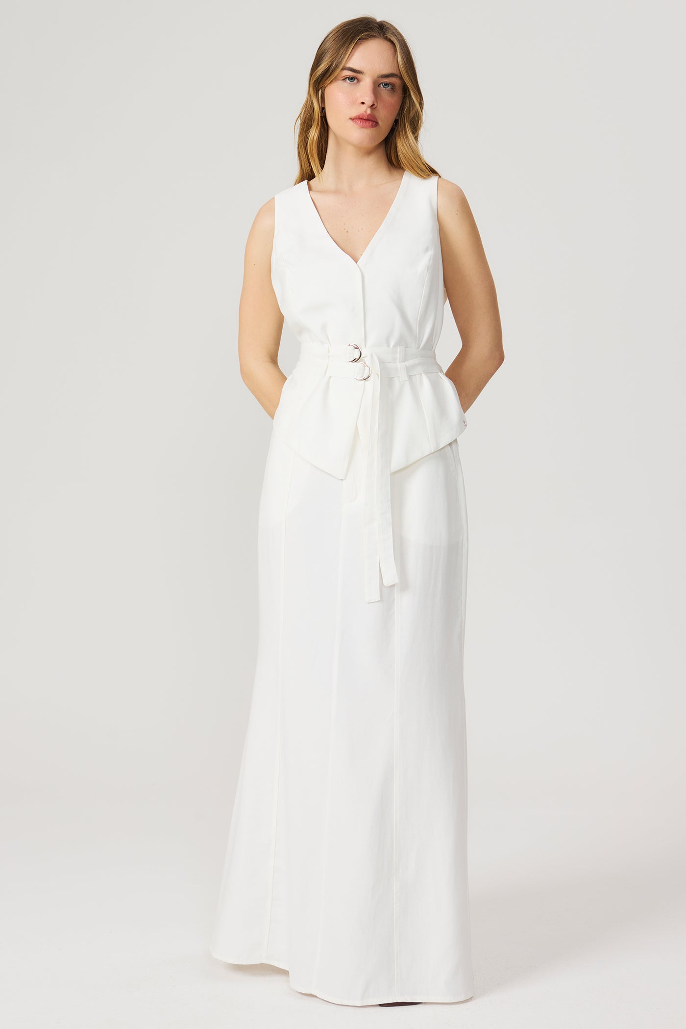 Colete feminino off white com cinto duplo Fato Básico