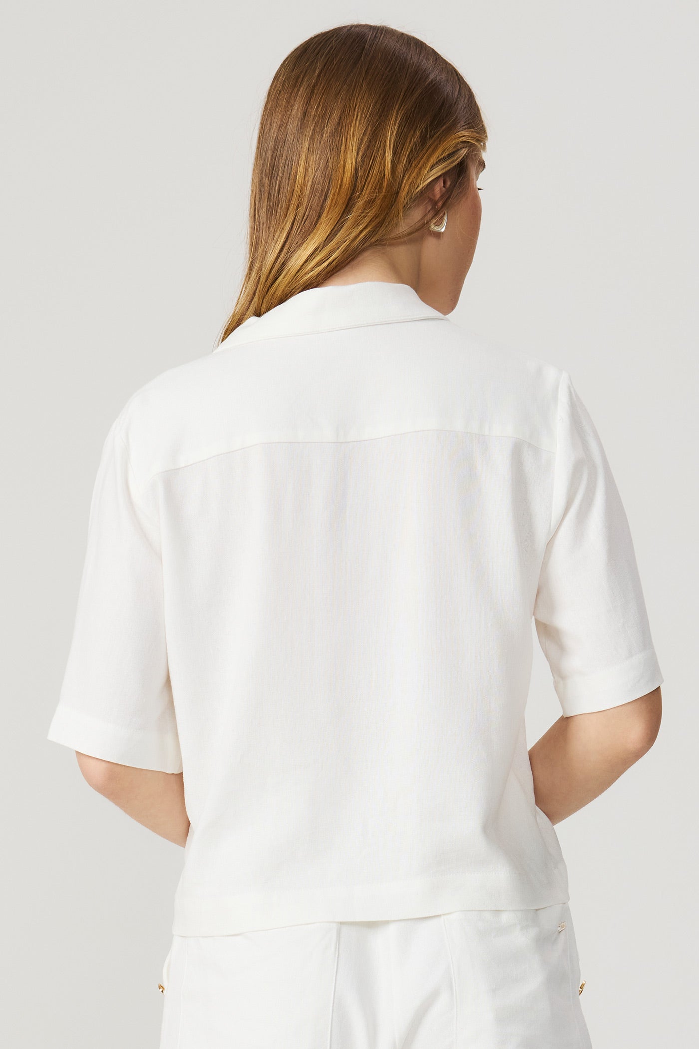 Camisa de linho off white com botões dourados Fato Básico